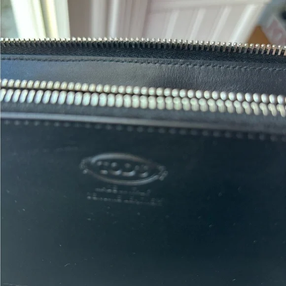 Tod’s Women’s Leather Wallet in Black , a few light scuffs but never used - Picture 8 of 8